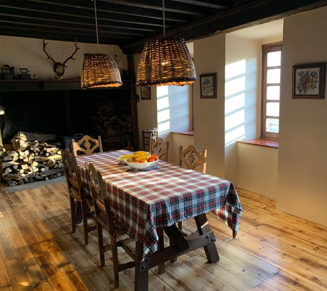 Comedor con chimenea y vistas a la montaña · Era Rectoría